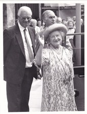 Original Press Photo Queen Mother waves to crowd undated 1980s