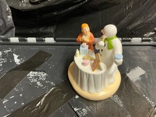 Coalport snowman, Sitting