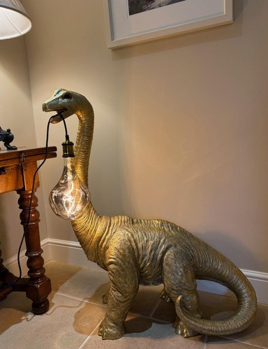 Huge brachiosaurus dinosaur - brachiosaurus,