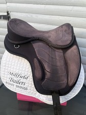 17 inch black treeless saddle 