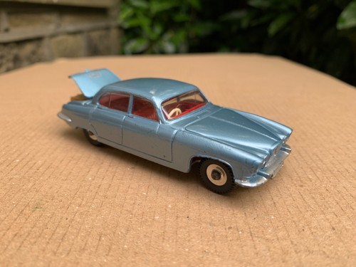 Dinky 142 jaguar mark in - x,