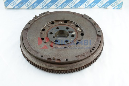 Dual mass flywheel crankshaft - dual,