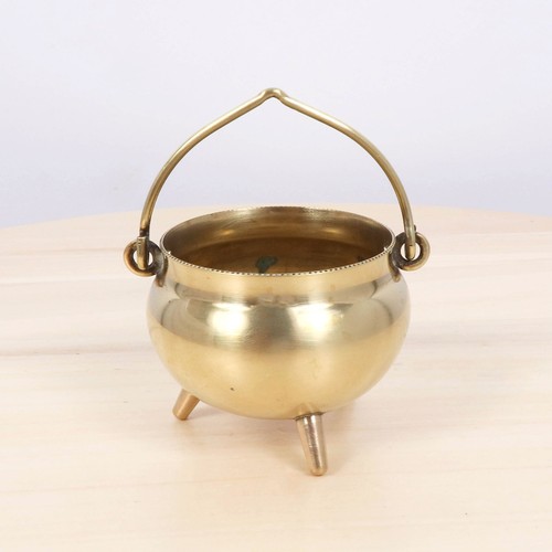 Mini cauldron tripod legs - on,