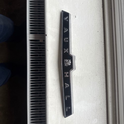 Vauxhall solid crome - crome, badge