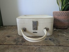 VINTAGE WHITE BEAUTY MAKEUP