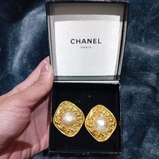 CHANEL Vintage Fake Pearl Gold-Tone Clip-On Earrings Retro Design France 2500