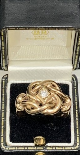 9ct yellow gold knot - , set