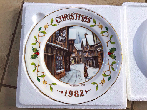 Aynsley 1982 christmas plate - 1982,