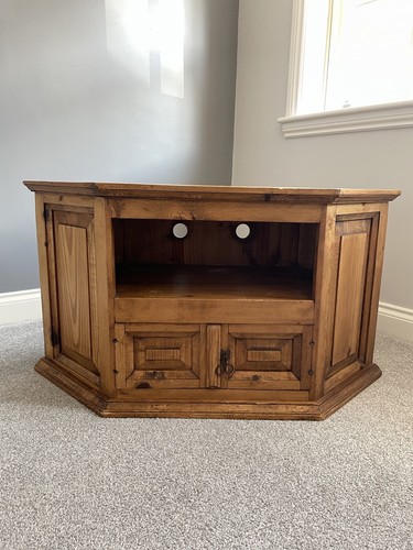Rustic pine corner - pine,