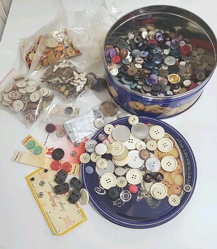Vintage tin with mixed buttons - tin,
