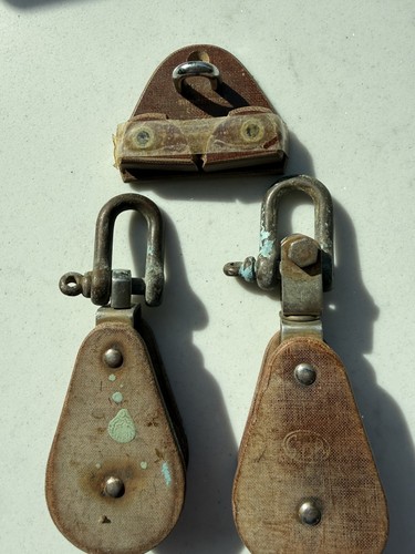 Vintage small hoist pulley - small,