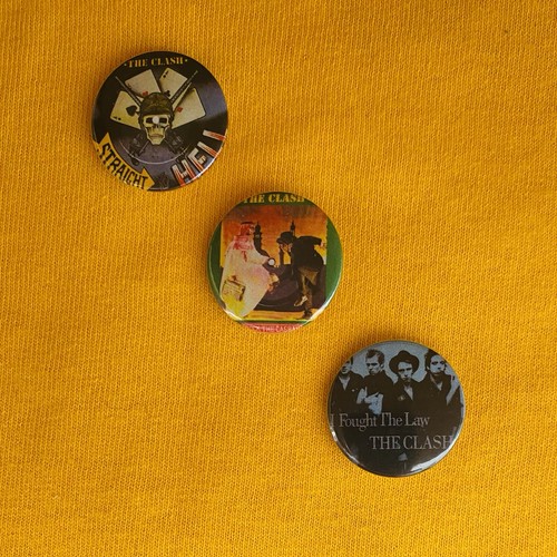 The clash 25mm - pin, badges