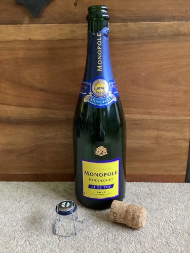 Empty champagne monopole - champagne,