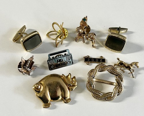 Mixed lot gold tone - tone, badges