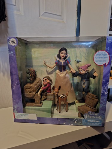 Disney store snow white - snow, and