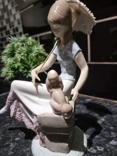 Lladro porcelain girl - porcelain, and