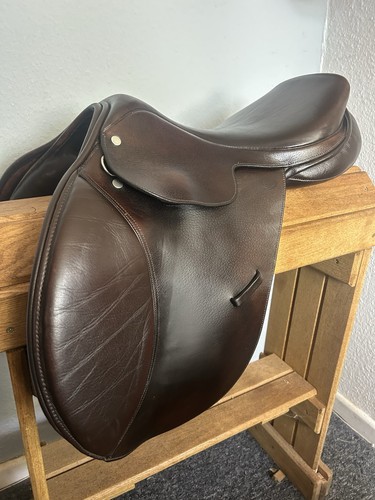 17inch medium jump saddle - medium,