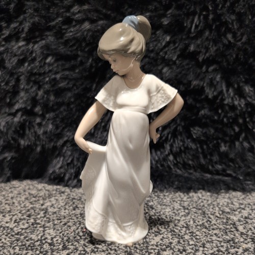 Nao lladro how pretty - lladro,