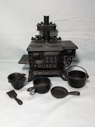 Miniature cast iron - queen, cook