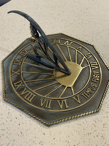 Tempus fugit sundial - tempus,