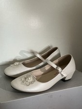 Girls ivory low heeled bridesmaid communion shoes with flower trim Size 4