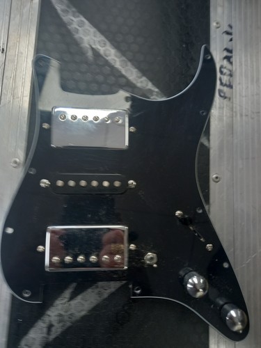 Loaded strat scratchplate hsh - strat,