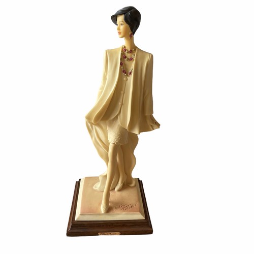 Amazing vintage lady figurine - amazing,