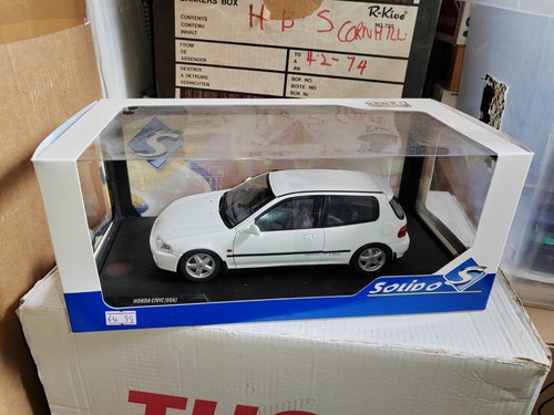 Boxed model solido - 1/18,