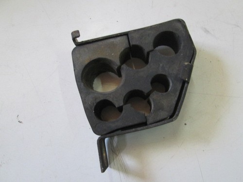 Air conditioning pipe bracket