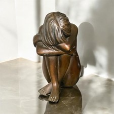 VINTAGE BRONZE COLOUR SCULPTURE SITTING NUDE LADY