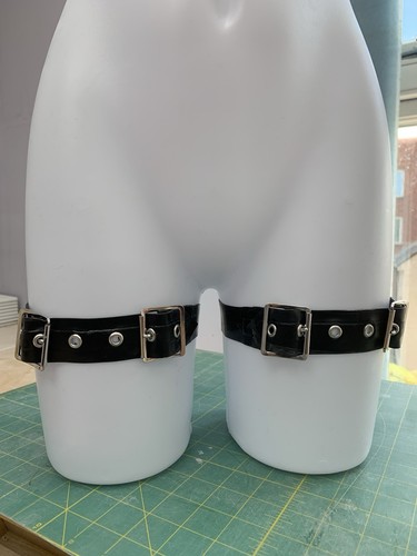 Black latex thigh straps - s,