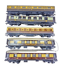 Rake of 5X Tri-ang Twin OO Gauge Pullman Brown And Cream Colour Coaches Unboxed.