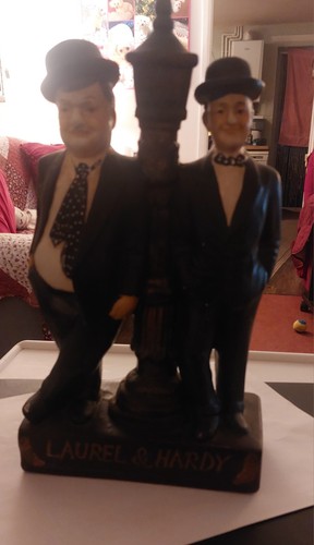 Laurel and hardy statue - laurel,