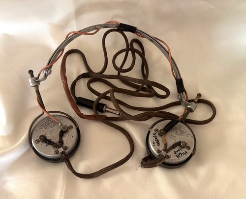 Vintage ww2 radio - ww2/,