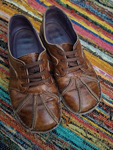 Red dead shoes - or,