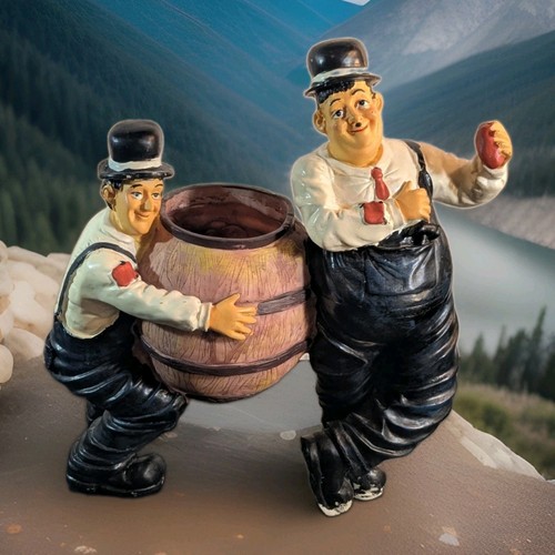 Laurel and hardy barrel - laurel,
