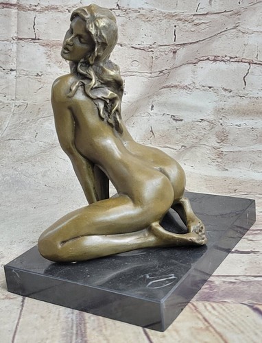 Signed deco bronze - signed,