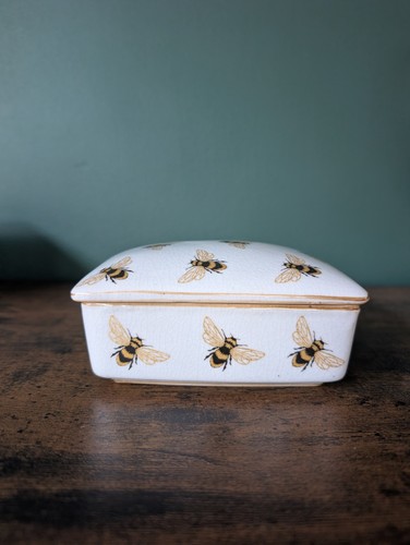 India jane bee - bee, box