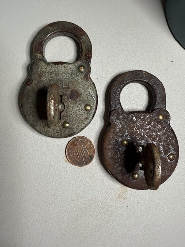 Yale antique metal padlocks - 2x,