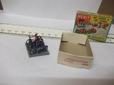 MERIT RAILWAY ACCESSORIES - EXCELLENT - VERY GOOD BOX - CYCLES IN STAND