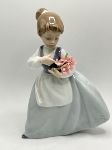 Nao lladro spain girl - by,