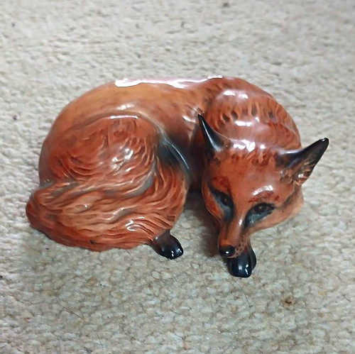 Beswick fox figurine - fox, hand