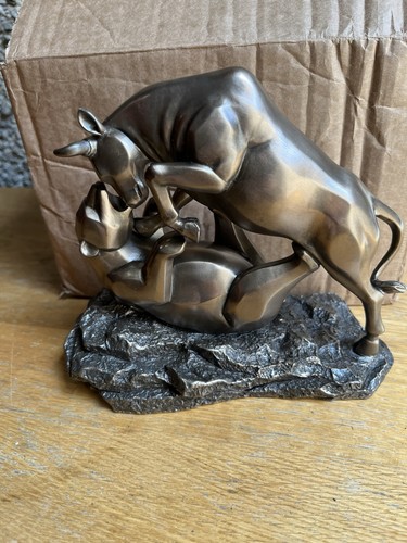 Bull and bear fight - bull, wall