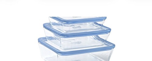 Pyrex set with lids - of,