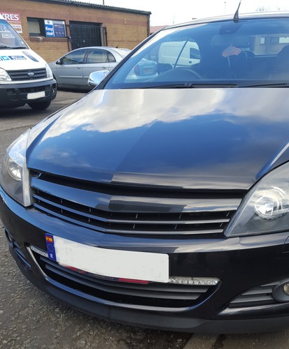 Slatted badgeless car grill