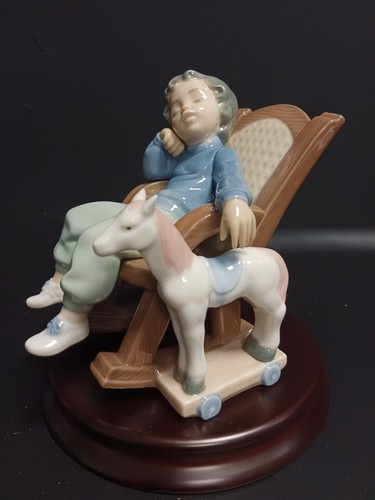 Lladro figurine all tuckered - figurine, 'all