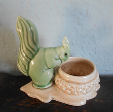 SYLVAC - SQUIRREL  EATING FROM BOWL - No.  1494 - GREEN & BIEGE -