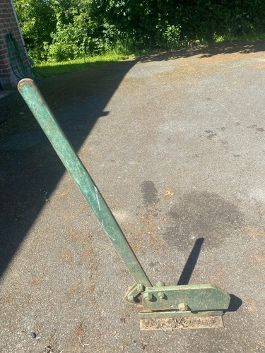 Guillotine for cutting sheet