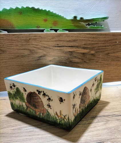 Griselda hill beehive trinket - griselda,