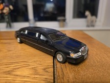 Kinsmart - 1999 Lincoln Town Car Stretch Limousine Model - Black 1:38